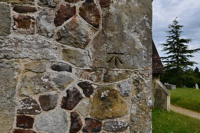 Foto A3 Coldwaltham: Kirche St. Giles: Benchmark an der Westwand um 2015