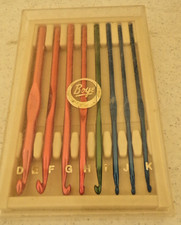 BOYE ALUMINUM CROCHET HOOK SET 8 HOOKS IN CASE  BONUS BATES HOOK NIP