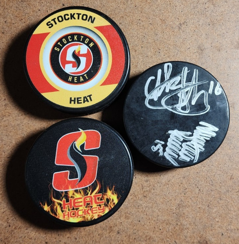 2er Set ECHL Stockton Thunder Hockey Pucks & 1 handsignierter / signed Hockey Puck - Bild 2 von 15