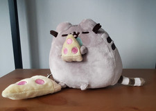 Gund Pusheen 6" holding pizza slice with keychain