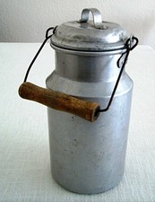 Alte Milchkanne mit Deckel, Aluminium ca. 1.5 l, Holzgriff, Vintage ca 75-100 J.