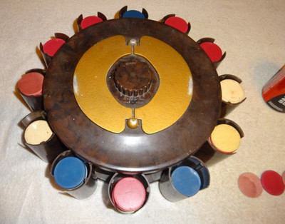 VINTAGE ANTIQUE ORIGINAL BAKELITE POKER GAMBLING CHIPS +TURNIT METAL RACK HOLDER
