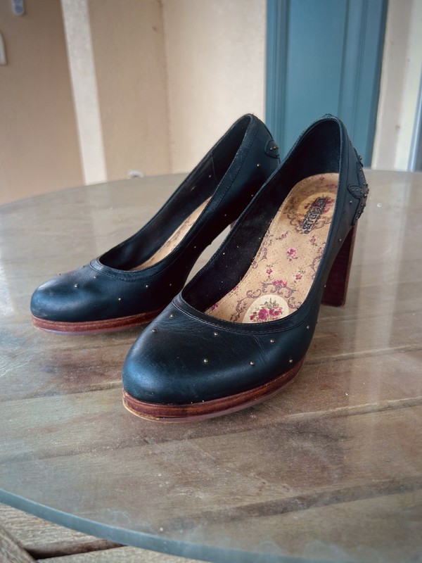 Vintage Y2K Seychelles Women’s Black Leather Studded Round Pump Heels Size 8