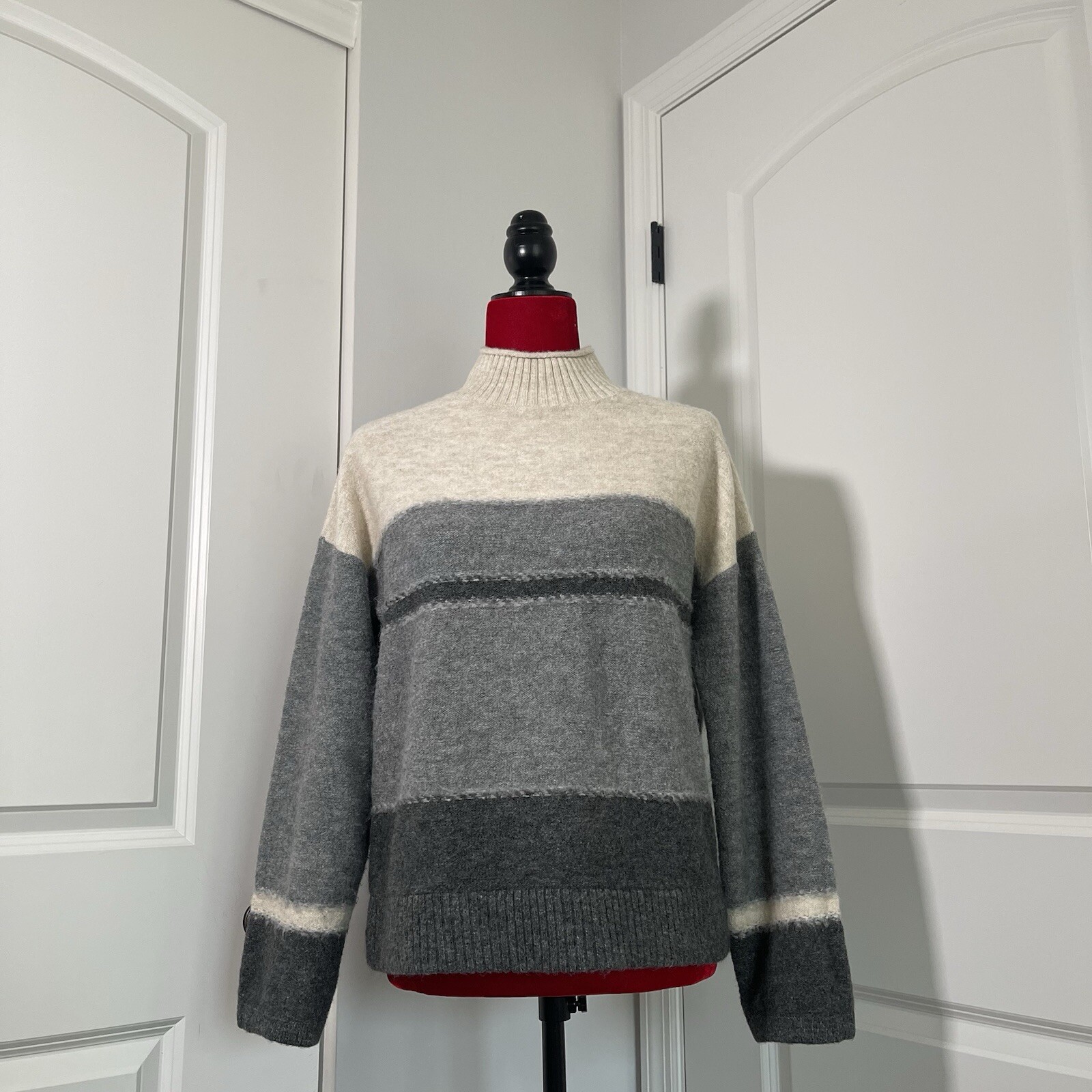 Womens Universal Threads Pullover Sweater XS - image 4