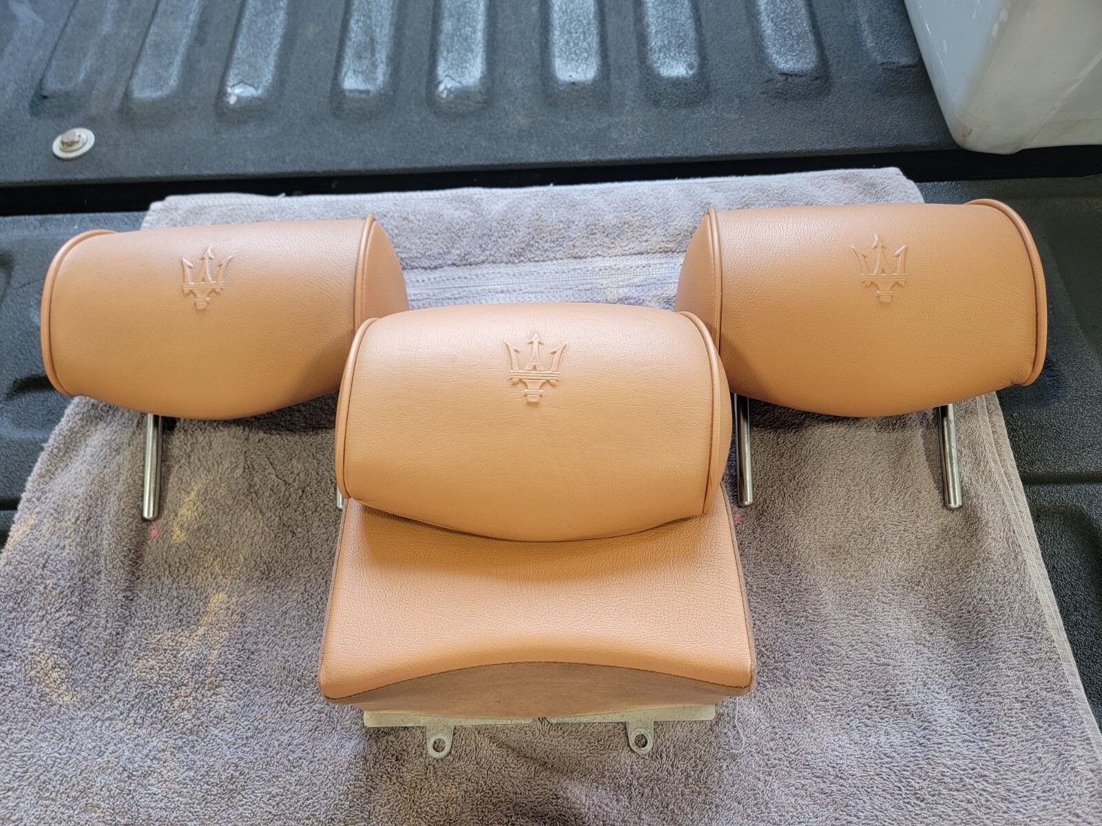 2006 Maserati Quattroporte REAR HEADREST LEFT CENTER RIGHT SET OF 3 OEM