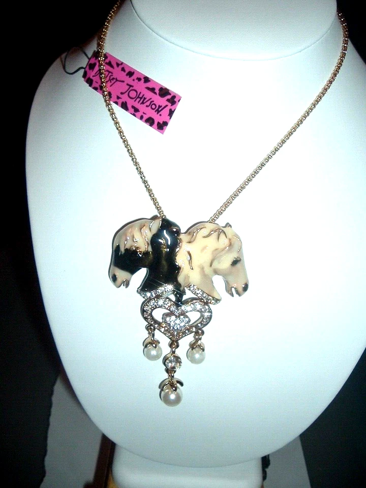 COLLAR DE PERLAS COLGANTES CORAZÓN CABALLO Esmalte Multicolor Beige Johnson Beige Negro Foto 4 de 4
