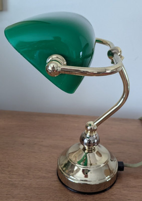 Kleine Messing Bankers Lampe mit grünem Schirm von RING Lighting