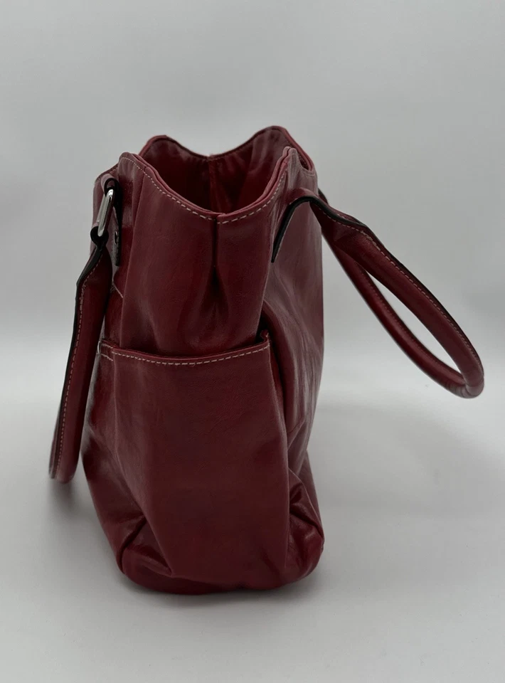 Bolso de hombro hobo de bolsillo exterior e interior de cuero rojo Rosetti para mujer Foto 3 de 4