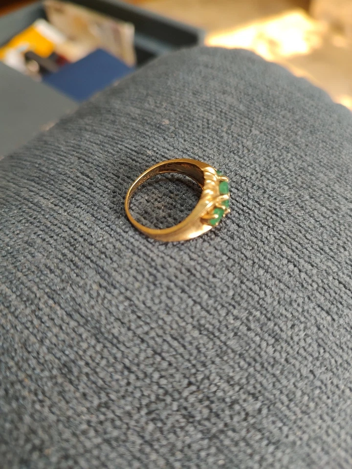 Anillo de oro amarillo de 10 quilates con esmeralda de 3 piedras para mujer Foto 2 de 2