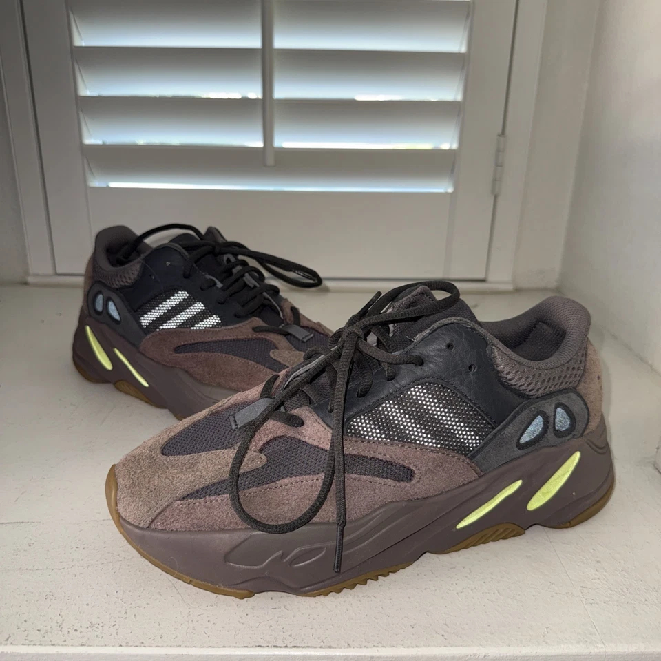 Talla 10.5 - Adidas Yeezy Boost 700 V1 Malva Foto 3 de 4
