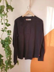 levi black jumper
