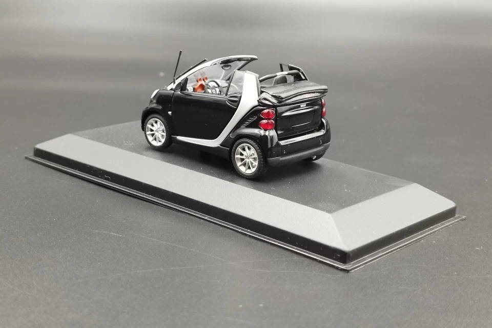 1:43 Smart Fortwo Cabrio Deep Black Minichamps - Immagine 3 di 4