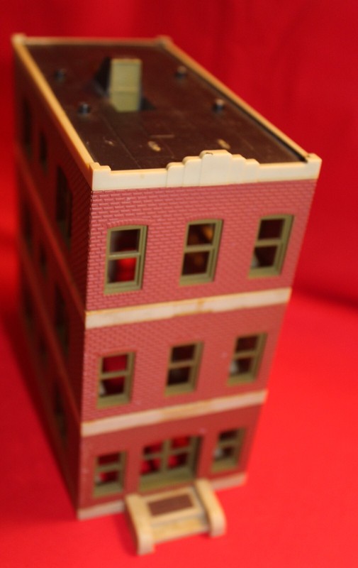 3-Story Downtown Rooms Hotel by Life Like - HO Scale