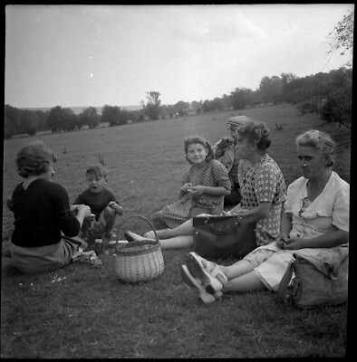 Portrait Familie sitzend Gras Picknick Essen 2 alte Negative Foto Jahr. 1940