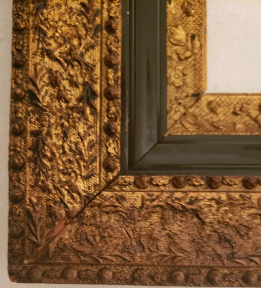 Antiguo marco de madera de yeso dorado con acento negro calidad de museo 9,75X7,75 inc Foto 2 de 4
