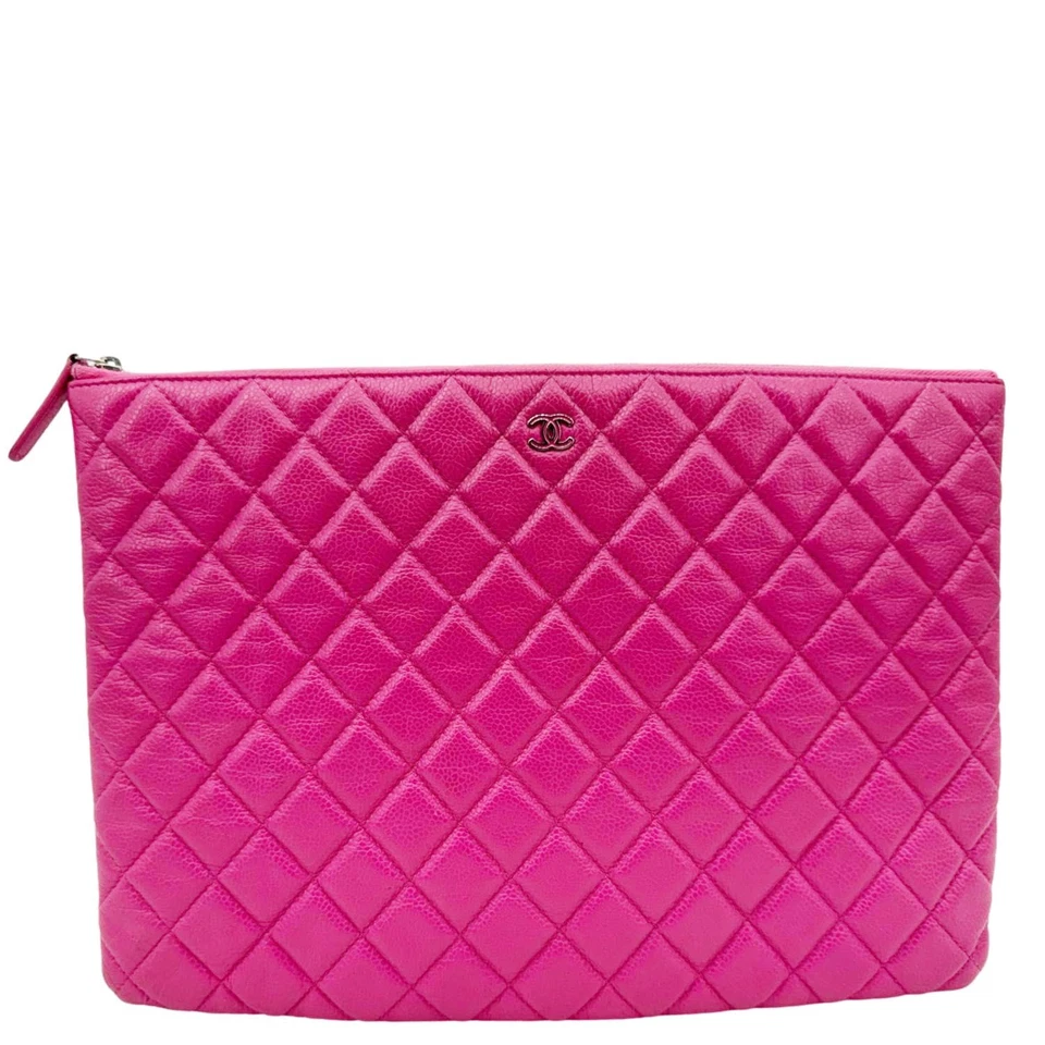 Estuche de cosméticos Chanel acolchado caviar o clutch rosa