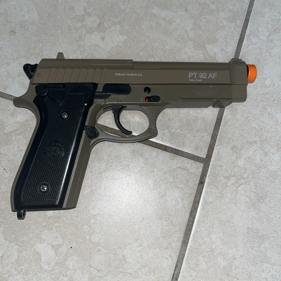 Taurus E03180970044 PT 92 AF  Foto 2 de 4