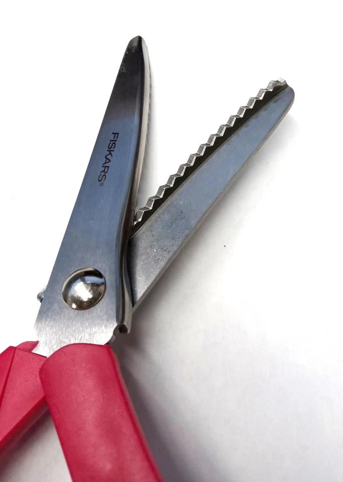 Fiskars 194450-1007 10" Pinking Shears (Assorted Colors) - Image 4 of 4