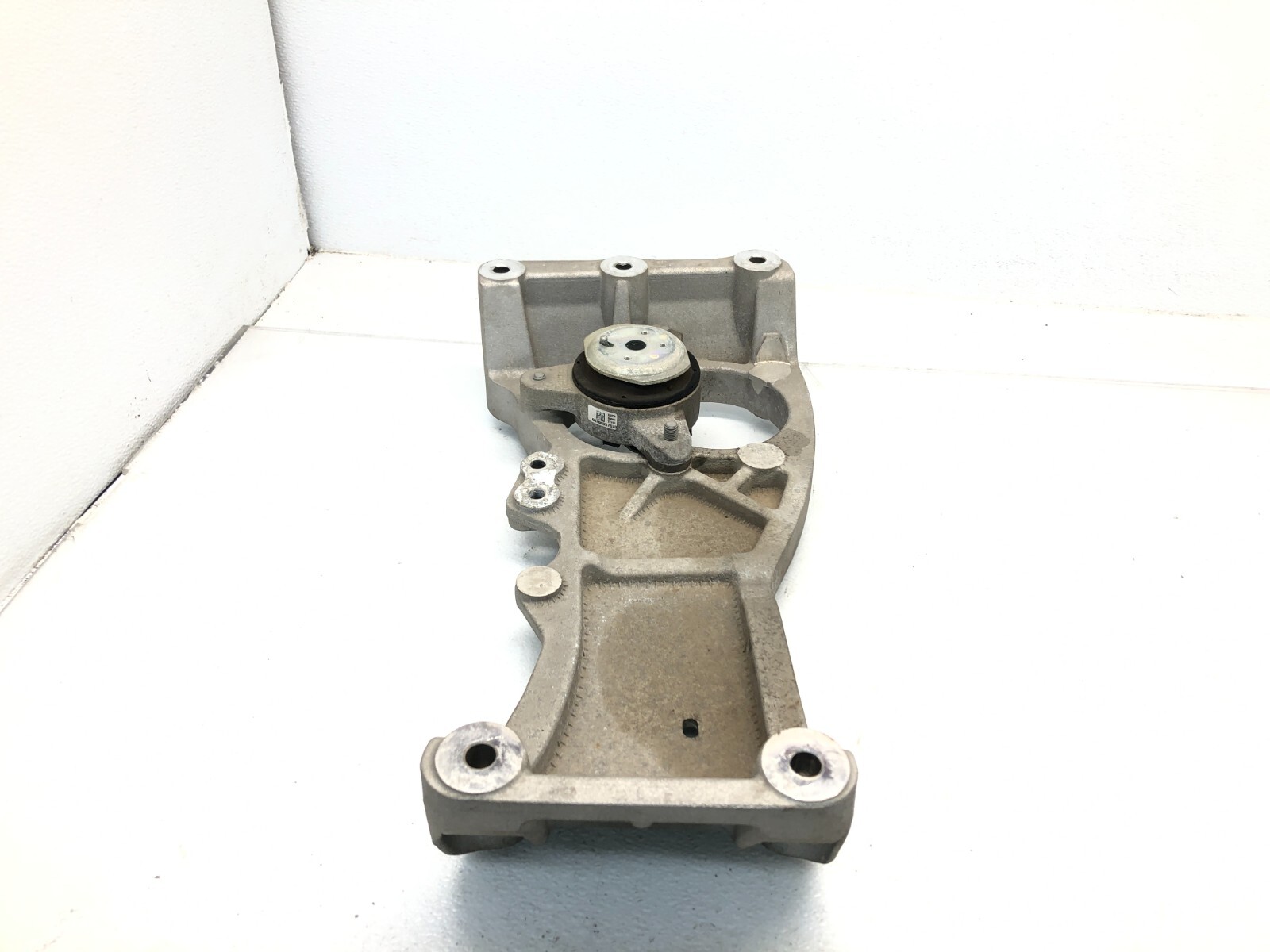 2017-2020 MASERATI LEVANTE TRANSFER CASE CROSSMEMBER MOUNT BRACKET OEM
