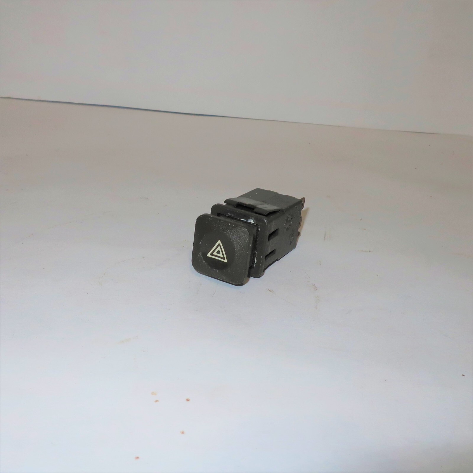 Maserati Biturbo   HAZARD FLASHER SWITCH 4 WAY  323320128 Round Dash Brown