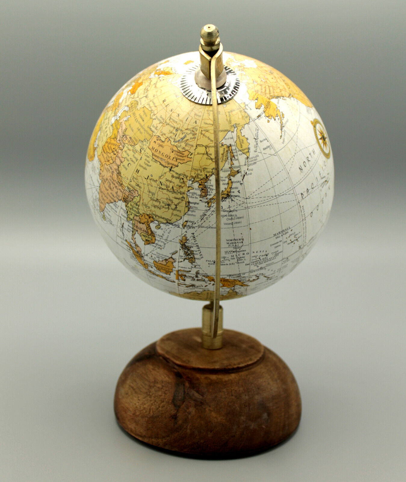 Dekorativer Antik Globus Ø 12 cm Holzfuss Gesamthöhe 21 cm weiss
