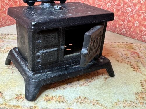 Vintage Miniature Cast Iron DOT Stove Coin Bank Cook With Cash 3.5 x 4 inch - Picture 5 of 11