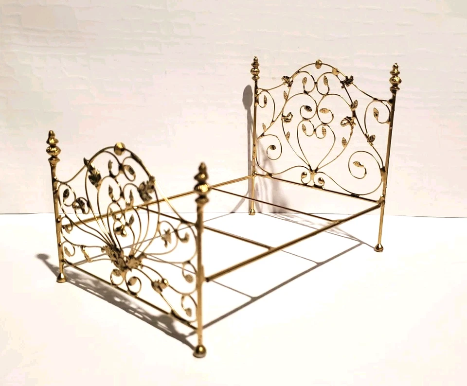 IMPRESIONANTE! Cama artesanal de alambre dorado de metal ornamentado para casa de muñecas con ropa de cama 1/12 Foto 4 de 4