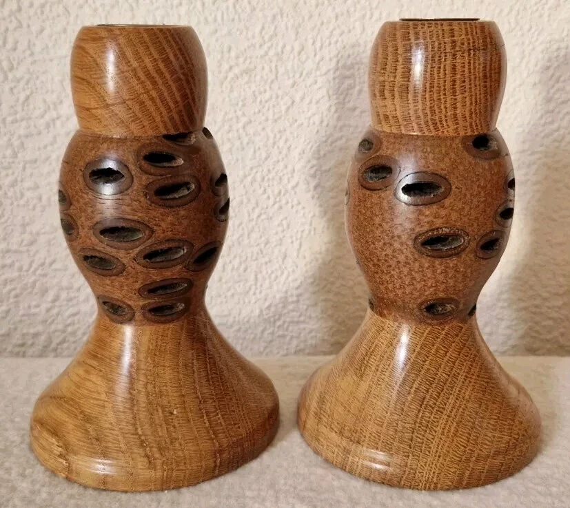 SIGNED PAIR OF OAK & BANKSIA NUT WOODEN CANDLESTICKS 14.5cm - Image 3 of 4
