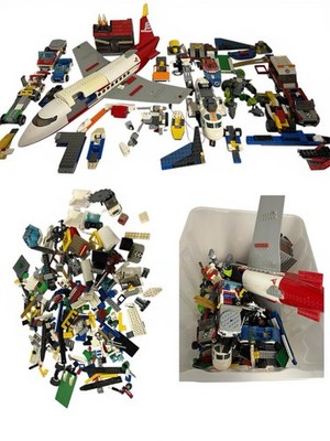 Kiste mit Lego gebraucht Teil gebaut Stücke Fahrzeuge Flugzeug etc. wie gefunden (staubig) Lego