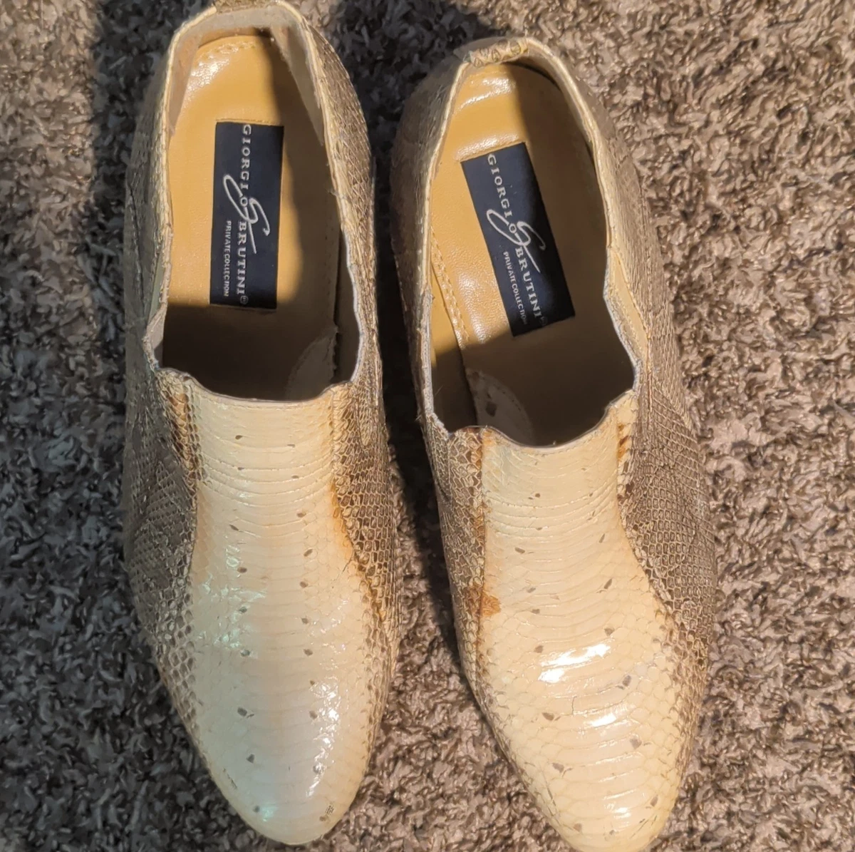 Mocassins à bouts ronds et pompons femme en vernis plissé noir