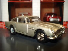 LLANTAS Y NEUMÁTICOS CROMADOS ASTON MARTIN DB 5 EDICIÓN LIMITADA 1/64 HW