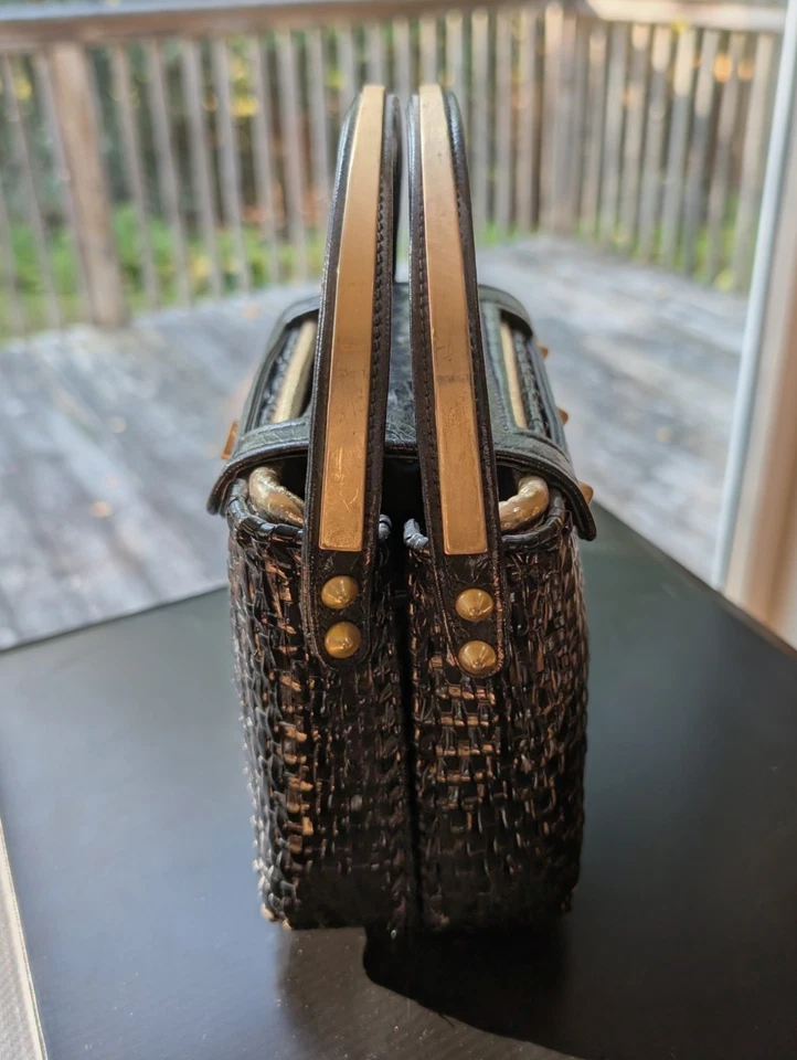 Cartera canasta de mimbre negra vintage años 60 tejido de vinilo hebilla de latón mango de cuero Foto 2 de 4