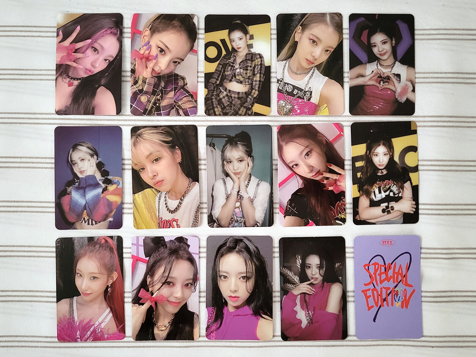 ITZY - CRAZY IN LOVE - 1ST ALBUM - Special Version - Official Photocards