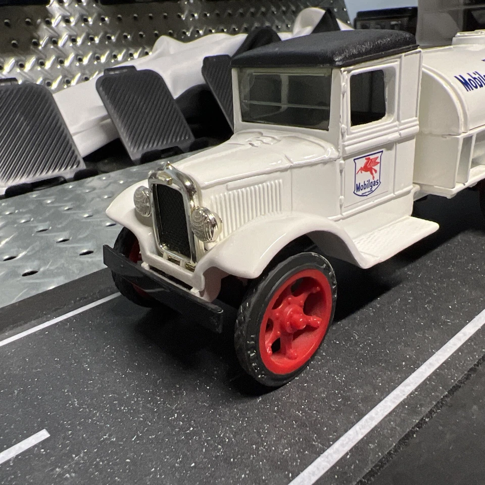 ERTL 1993 #6 MÓVIL GASOLINA/MÓVIL PETROLERO 1931 HAWKEYE CAMIÓN CISTERNA BANCO FUNDIDO A PRESIÓN Foto 3 de 4