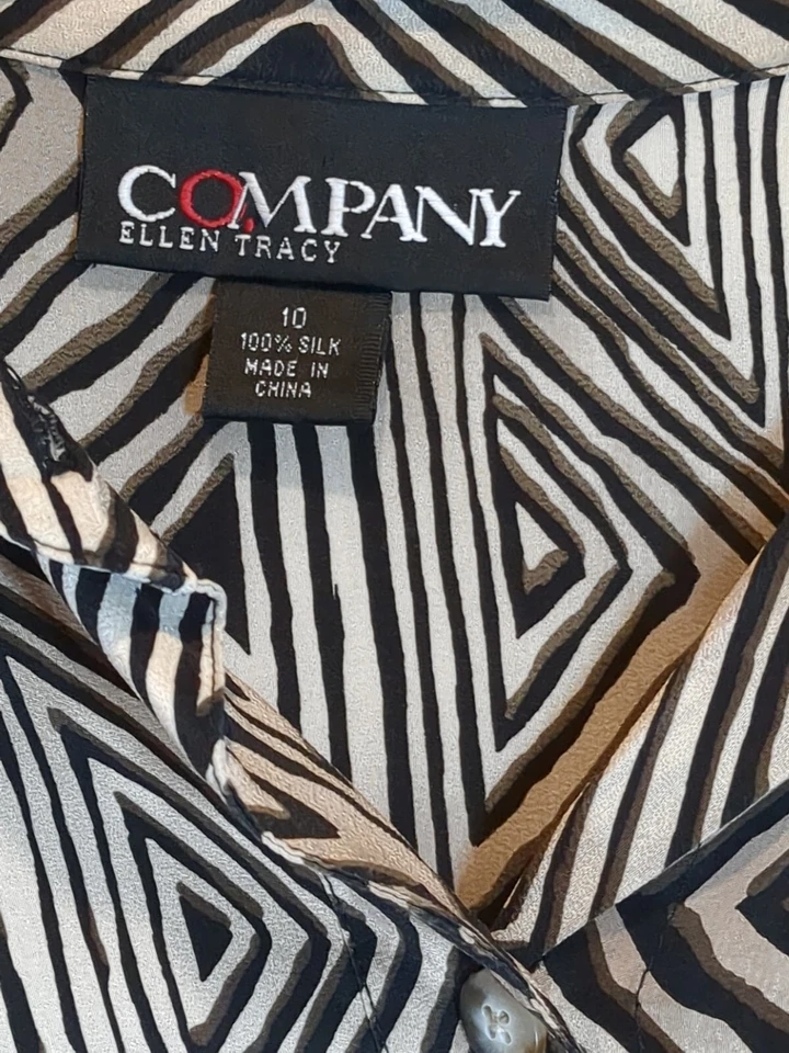 BLUSA DE SEDA COMPANY ELLEN TRACY Geométrica Tostada/Negro BOTÓN ABAJO. TALLA 10   Foto 2 de 4