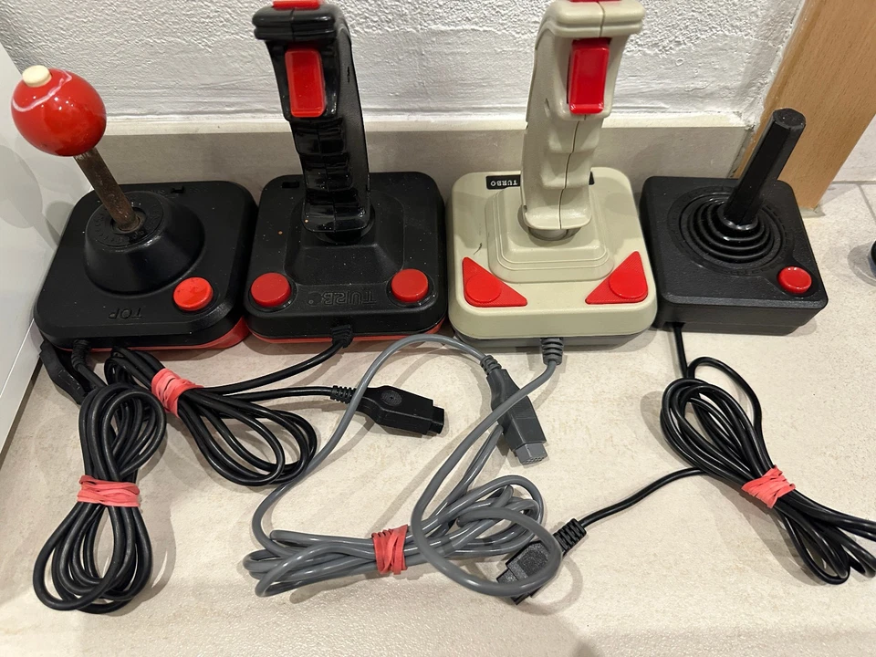 Lotto JOYSTICK per Atari, Amiga, Commodore, Vic 20, MSX, Amstrad, C64... - Immagine 4 di 4