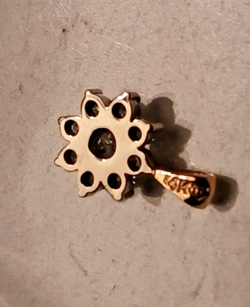 14k Yellow Gold 9 Diamond Cluster Pendant Beautiful! - Image 4 of 4