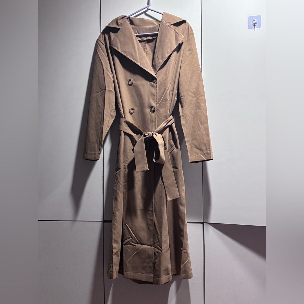 Classic Tan Trench Coat Size Large Light weight material