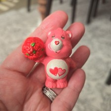 5CM VINTAGE 1980'S LOVE-A-LOT BEAR W/ FLOWERS MINI FIGURE CARE BEARS KENNER