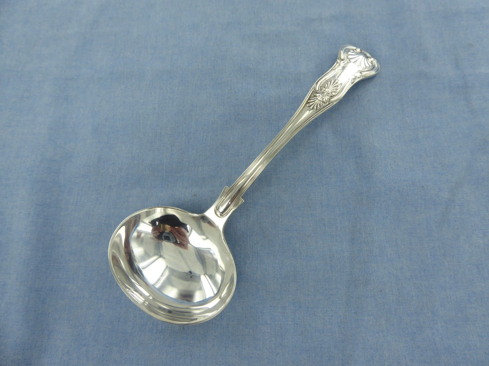 A VINTAGE STERLING SILVER KINGS PATTERN SAUCE LADLE. SHEFFIELD 1964.
Opens in a new window or tab
