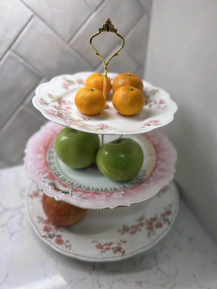 Plato de 3 niveles con adornos dorados y flores rosadas, base 12"" Foto 3 de 4