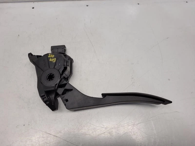 Chevrolet Cruze 2015 (1,4 L/AT) pedal acelerador - accionamiento por cable/DBW Foto 2 de 4