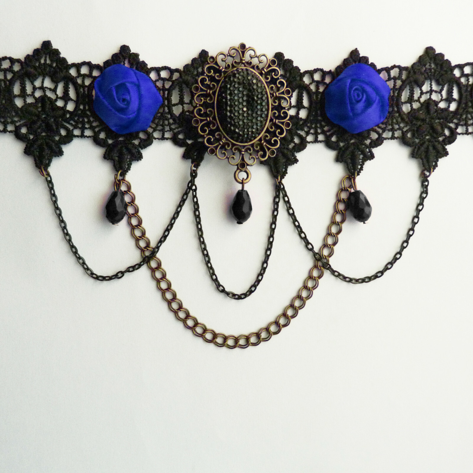 Collier ras de cou dentelle noire et fleurs bleues pour soirée gothique lolita