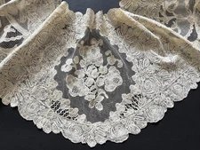 ANTIQUE LACE - CIRCA 18THC. FLEMISH  BRABANT LACE SHAWL COLLAR
