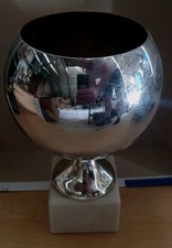 Srebrny puchar z błyszczącą kulistym kulistym puchłem.