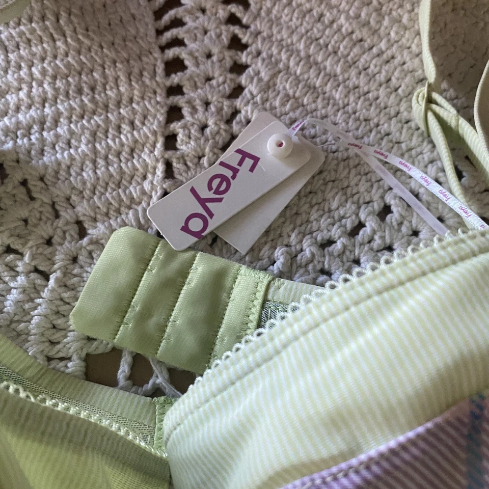 Sujetador Freya acolchado media copa talla 30E color ralladura tiene una pequeña mancha Foto 4 de 4