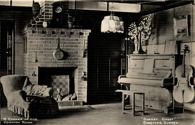 Godstone bei Caterham. Eine Ecke des Gemeinschaftsraums, Surrey Crest von F. Delafond.