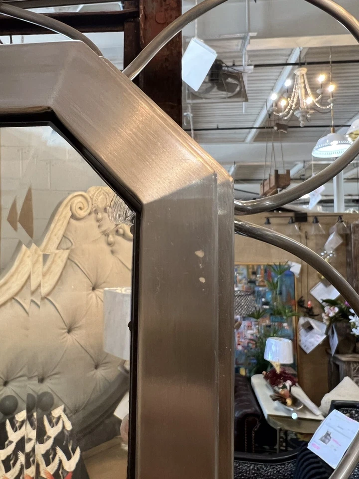 ¡TRANSITIONAL SE ENCUENTRA CON EL GLAMOUR! Espejo alto macizo con marco de metal trenzado Alejandría Foto 3 de 4