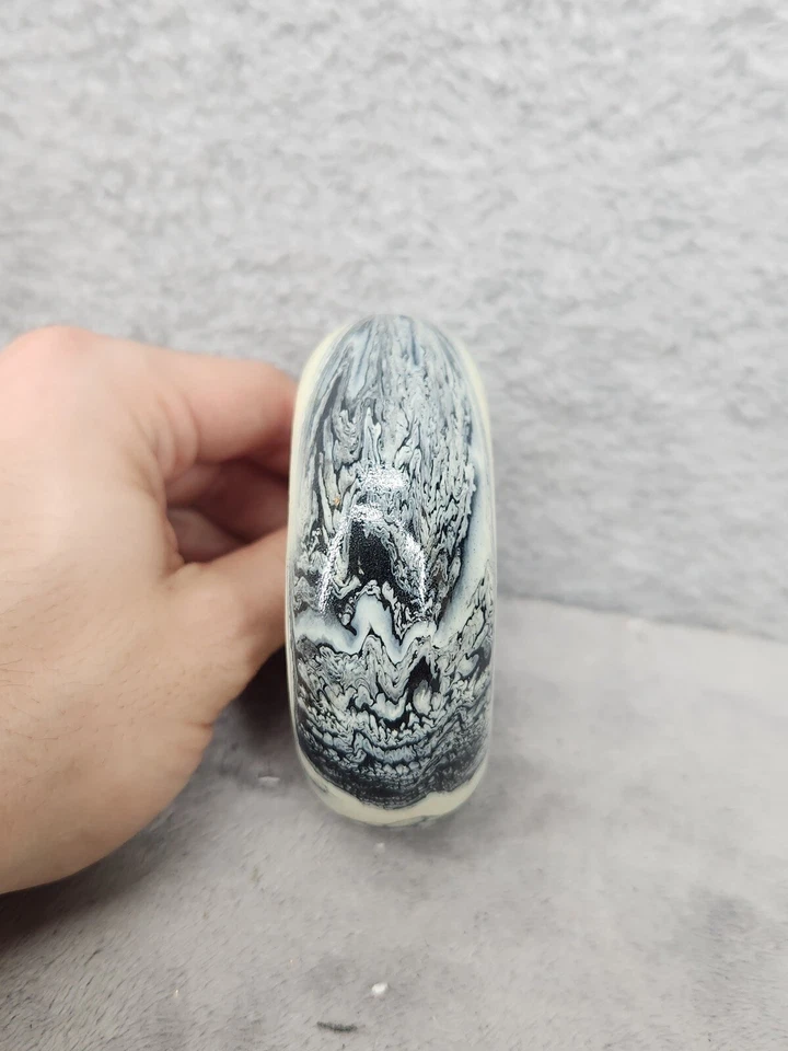 Brazalete de madera con patrón pintado de mármol blanco y negro agujero de 2,5" Foto 4 de 4