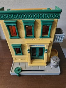 Fisher-Price Sesame Street 123 Street Playset w/ Oscar Trash Can, Balcony